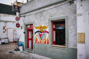 Europa, Portugal, Algarve, Litoral, Sotavento, Distrikt Faro, Olhao, Bar in der Altstadt, Taberna, Wandmalerei mit Wappen von Benfica Lissabon Europa, Portugal, Algarve, Litoral, Sotavento, Distrikt Faro, Olhao, Bar in der Altstadt, Taberna, Wandmalerei mit Wappen von Benfica Lissabon